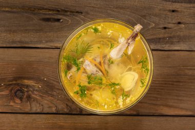 Bıldırcın yumurtası ahşap bir zeminde saydam yuvarlak bir tabakta.