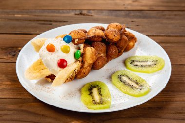 Waffle külahında dondurma ve tatlı ve meyve şurubu.