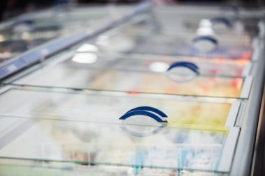 Kadın buzdolabı bölmesinin kapısını açıyor. 