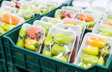 Süpermarketteki bir rafta duran kutuda Bulgar biberi