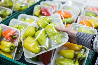 Süpermarketteki bir rafta duran kutuda Bulgar biberi