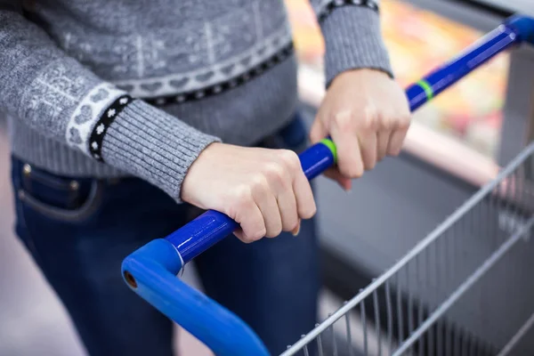 Mujer Con Carrito Compras Cerca —  Fotos de Stock