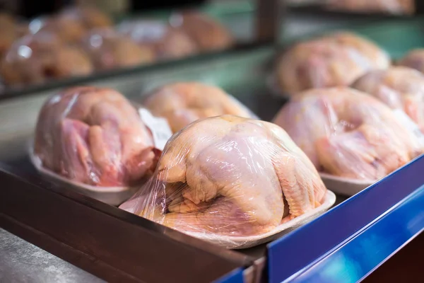 Rohes Hühnchen Den Supermarktregalen — Stockfoto