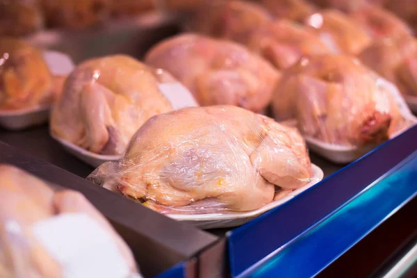 Rohes Hühnchen Den Supermarktregalen — Stockfoto