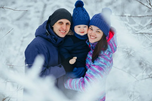 Mama Papa Und Kleiner Sohn Umarmen Sich Einem Winterpark Junge — Stockfoto