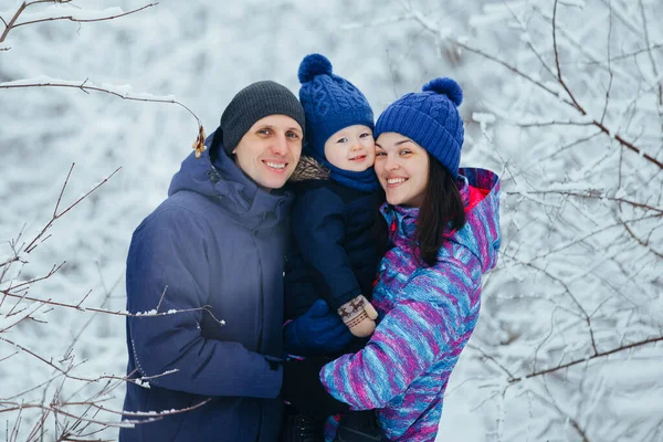 Mama Papa Und Kleiner Sohn Umarmen Sich Einem Winterpark Junge — Stockfoto