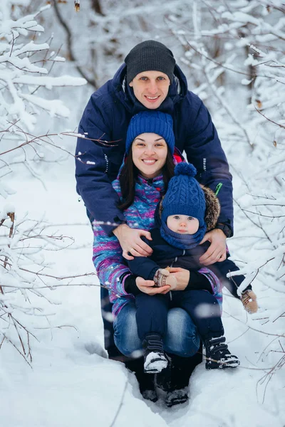 Mama Papa Und Kleiner Sohn Umarmen Sich Einem Winterpark Junge — Stockfoto