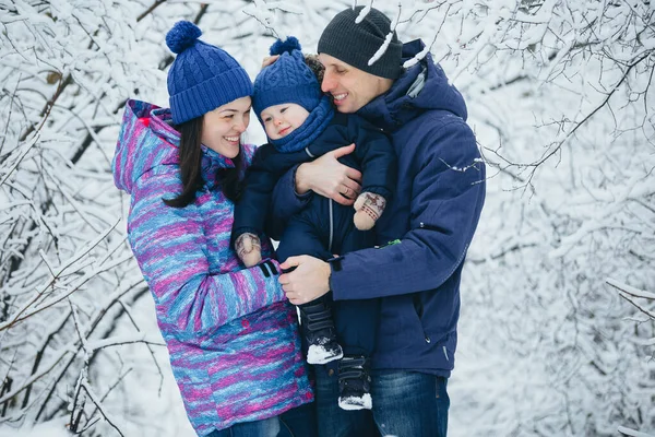 Mama Papa Und Kleiner Sohn Umarmen Sich Einem Winterpark Junge — Stockfoto