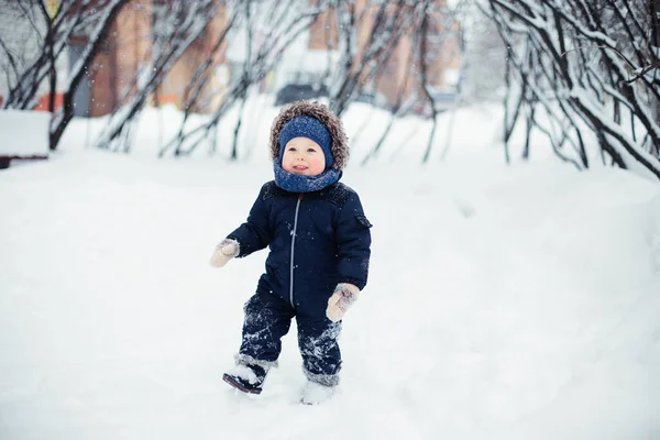 Kleiner Junge Verschneiten Winterwald Zwischen Bäumen Raureif — Stockfoto