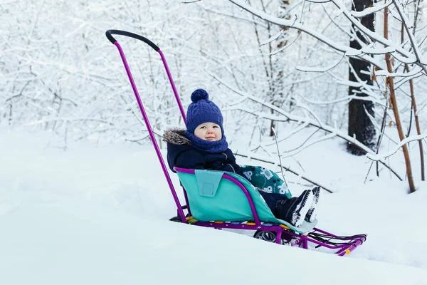 Ein Kleiner Junge Verschneiten Winterwald Zwischen Den Bäumen Raureif Sitzt — Stockfoto