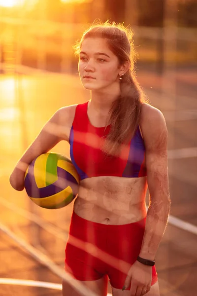 Kolu Kesilmiş Vücudunda Yanıklar Olan Genç Bir Kadın Sporcu Portresi — Stok fotoğraf