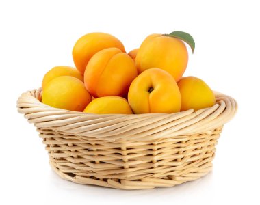 Taze kayısı sepet beyaz bir arka plan üzerinde izole.