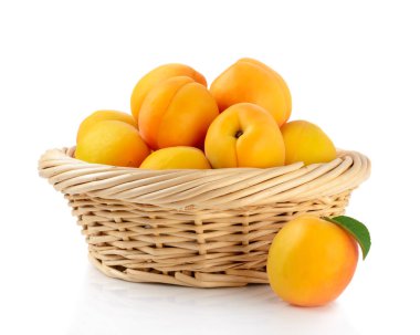 Taze kayısı sepet beyaz bir arka plan üzerinde izole.