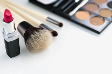 Dekoratif kozmetik ruj seti, pudra, göz farı fırçası, allık, temel