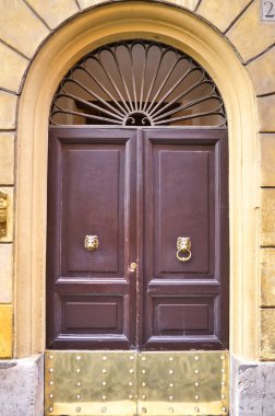 Roma, İtalya - 15 Temmuz 2018: antika ev ahşap giriş kapısı ve kemerli çerçeve. Roma, İtalya 'da Mimarlık