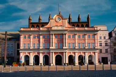 Rostock, Almanya - 15 Ocak 2020: Tarihi Rathaus veya Rostock belediye binası.