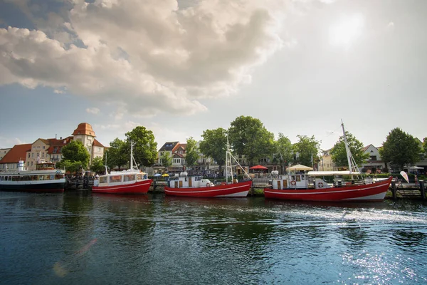 Canal Con Barcos Mar Báltico Warnemuende Rostock Alemania — Foto de Stock