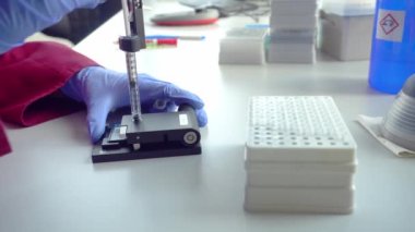 Roma, İtalya - 15 Temmuz 2018: bilim adamı ya da laboratuvar teknisyeni asistanı hasta örneklerini laboratuarda inceledi. Kanser araştırma ve aşı konsepti