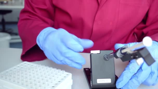 Roma, İtalya - 15 Temmuz 2018: bilim adamı ya da laboratuvar teknisyeni asistanı hasta örneklerini laboratuarda inceledi. Kanser araştırma ve aşı konsepti — Stok video