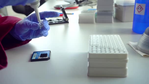 Rom, Italien - 15. Juli 2018: Wissenschaftler oder Labortechniker pipettieren und verarbeiten Patientenproben im Labor. Krebsforschung und Impfstoffkonzept — Stockvideo