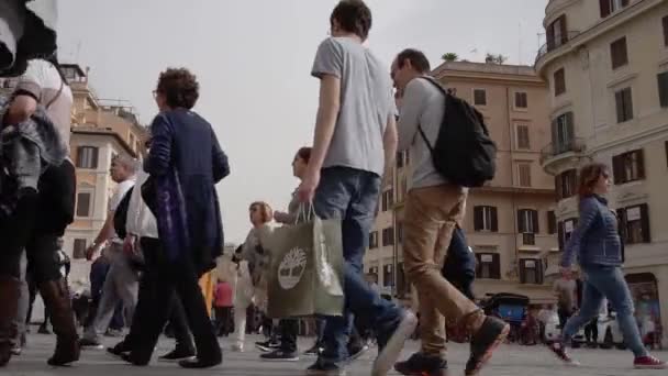 Рим, Италия - 17 апреля 2018 года: Туристы на Испанской лестнице на площади Испании в Риме. Испанская лестница и знаменитый туристический торговый центр в Риме. — стоковое видео