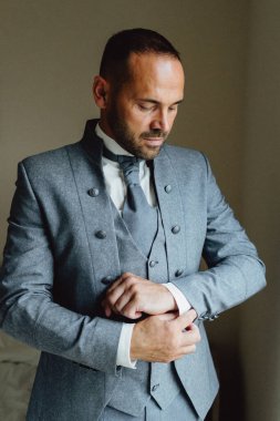 Damat ya da işgüzar takım elbisesini ayarlar. Düğün fotoğrafları hazırlıyorum..