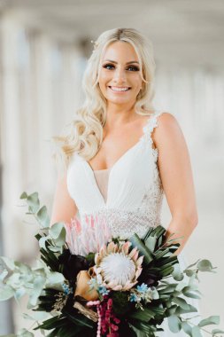 Boho tarzında düğün buketi olan güzel bir gelin.