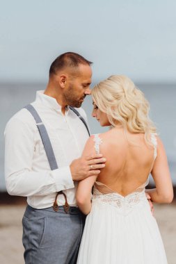 Kumsalda yeni evli bir çift. Kumsalda düğün