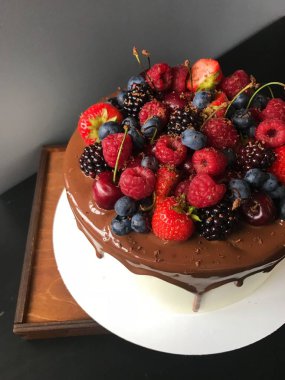 taze çilek ve çikolata kek