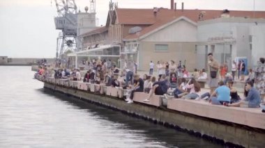 Thessaloniki, Yunanistan - Haziran 2018: Bağlantı noktası insanlar dinlenme.