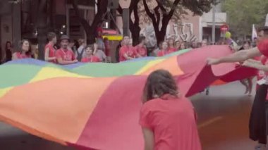 Thessaloniki, Yunanistan, Haziran 2018: İnsanlar büyük gökkuşağı bayrağı ile gurur günü kutluyoruz.