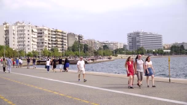 Thessaloniki Griekenland Juni 2018 Mensen Lopen Buurt Van Kust — Stockvideo