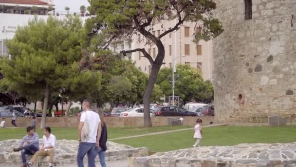 Thessaloniki Griekenland Juni 2018 Mensen Lopen Buurt Van Witte Toren — Stockvideo