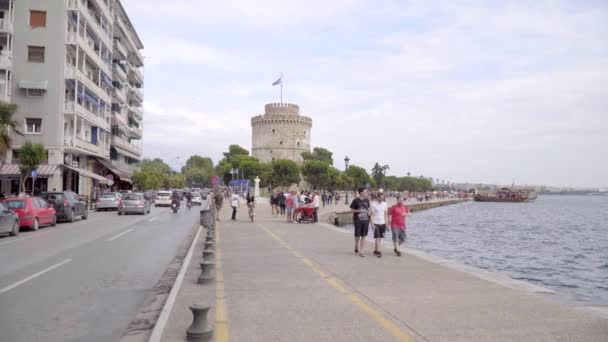 Θεσσαλονίκη Ελλάδα Ιουνίου 2018 Άτομα Είναι Περπάτημα Κοντά Στη Θάλασσα — Αρχείο Βίντεο
