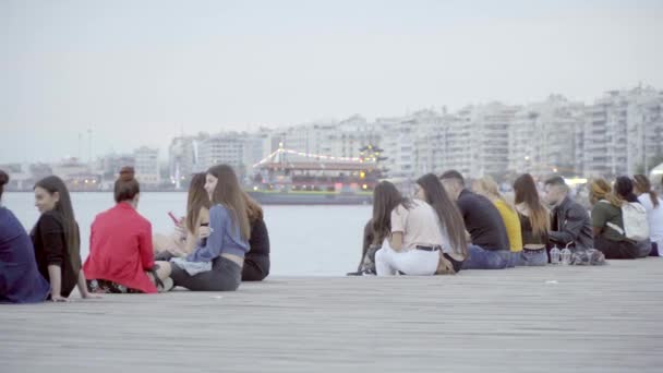 希腊塞萨洛尼基 2018年6月 人们在海边休息 — 图库视频影像