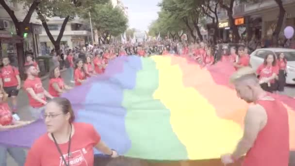 塞萨洛尼基 2018年6月 人们庆祝自豪日与巨大的彩虹旗 — 图库视频影像