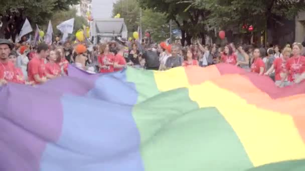 テッサロニキ ギリシャ 2018 は巨大な虹の旗とプライドの日を祝っています — ストック動画