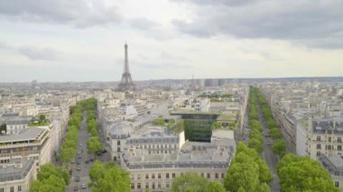 Paris, Fransa, Haziran 2018: Paris cityscape. Arc de Triomphe ve Eyfel Kulesi görüntüleyin. Yaz yaz mavi gökyüzü ile sahnede.