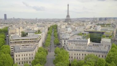 Paris, Fransa, Haziran 2018: Paris cityscape. Arc de Triomphe ve Eyfel Kulesi görüntüleyin. Yaz yaz mavi gökyüzü ile sahnede.