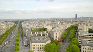 Paris, Fransa, Haziran 2018: Paris cityscape. Arc de Triomphe ve Eyfel Kulesi görüntüleyin. Yaz yaz mavi gökyüzü ile sahnede.