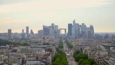Paris, Fransa, Haziran 2018: Paris şehir merkezi cityscape. Arc de Triomphe görünümünden, mavi gökyüzü ile yaz aylarında gündüz sahne.