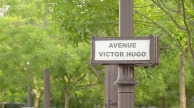 Avenue Victor Hugo sokak tabelası 16 ilçe Paris Fransa.