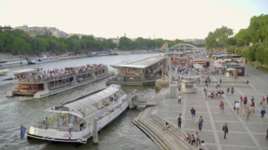 Paris, Fransa - Haziran 2018: Paris'te Seine nehrinde bir zevk teknede insanlarla yolculuk. Turist Seine Nehri tekne gezisi.