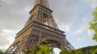Her gün Paris'te Eyfel Kulesi. Tam aydınlatma. Fransa'nın en çok ziyaret edilen anıt Eiffel Kulesi değil.