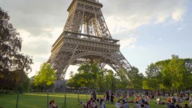 Paris, Fransa - Haziran 2018: Her gün Paris'te Eyfel Kulesi. Eyfel Kulesi, Fransa'nın en çok ziyaret edilen anıt olduğunu. İnsanlar Eyfel Kulesi dinlenme.