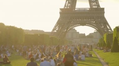 Paris, Fransa - Haziran 2018: Her gün Paris'te Eyfel Kulesi. Eyfel Kulesi, Fransa'nın en çok ziyaret edilen anıt olduğunu. İnsanlar Eyfel Kulesi dinlenme.