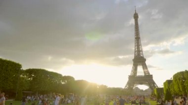 Paris, Fransa - Haziran 2018: Her gün Paris'te Eyfel Kulesi. Eyfel Kulesi en çok ziyaret edilen 8 anıtıdır: Fransa'nın. İnsanlar Eyfel Kulesi dinlenme.