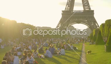 Paris, Fransa - Haziran 2018: Her gün Paris'te Eyfel Kulesi. Eyfel Kulesi, Fransa'nın en çok ziyaret edilen anıt olduğunu. İnsanlar Eyfel Kulesi dinlenme.