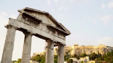 Atina, Yunanistan - Haziran 2018: Anıtsal kapı Batı tarafında yer Roman Agora ve Acropolis, Atina, Yunanistan