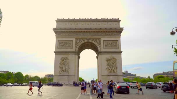 2018年6月 时间推移游客被钦佩和拍照凯旋门大道上的香榭丽舍大街与城市交通 — 图库视频影像